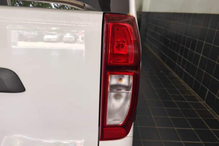 Used Wuling Zhiguang New Energy 2025 Model 305km Ambitious Edition Right Rear Taillight
