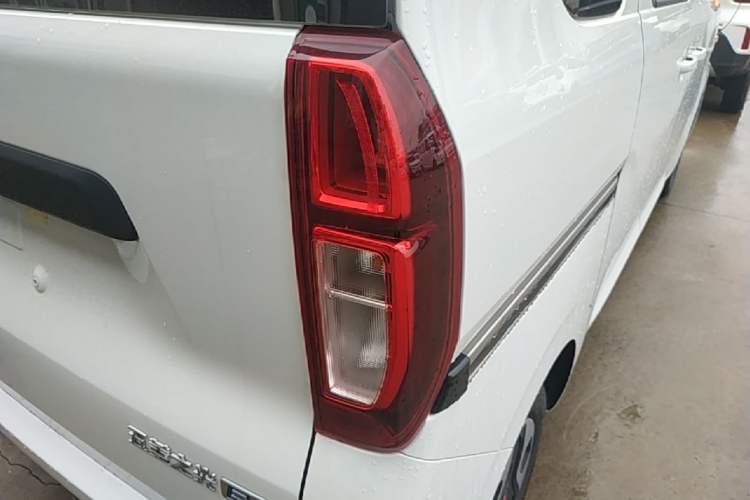 Used Wuling Zhiguang New Energy 2025 Model 305km Ambitious Edition Right Rear Taillight