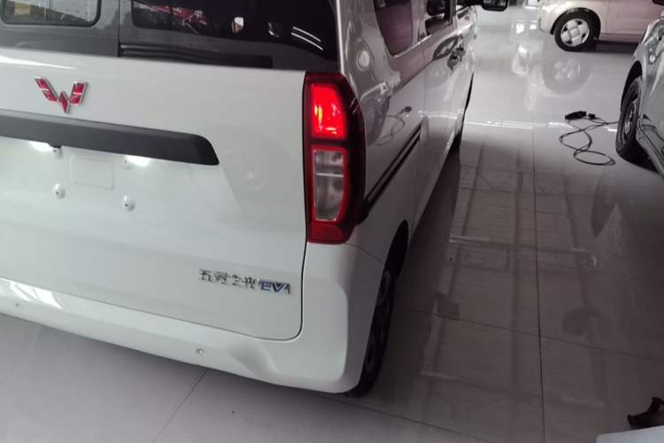 Used Wuling Zhiguang New Energy 2025 Model 305km Ambitious Edition Right Rear Taillight