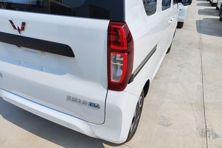 Used Wuling Zhiguang New Energy 2025 Model 305km Ambitious Edition Right Rear Taillight
