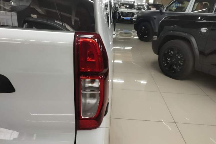 Used Wuling Zhiguang New Energy 2025 Model 305km Ambitious Edition Right Rear Taillight