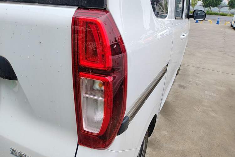 Used Wuling Zhiguang New Energy 2025 Model 305km Ambitious Edition Right Rear Taillight