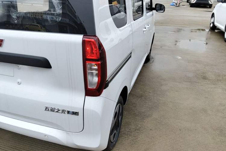 Used Wuling Zhiguang New Energy 2025 Model 305km Ambitious Edition Right Rear Taillight
