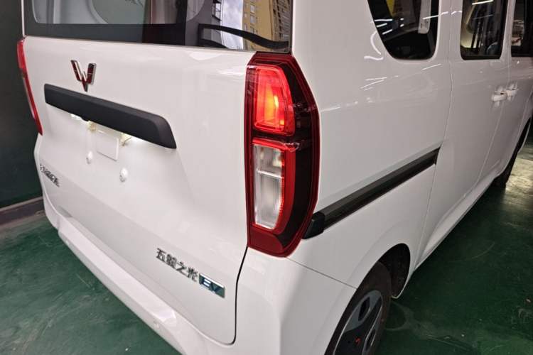 Used Wuling Zhiguang New Energy 2025 Model 305km Ambitious Edition Right Rear Taillight