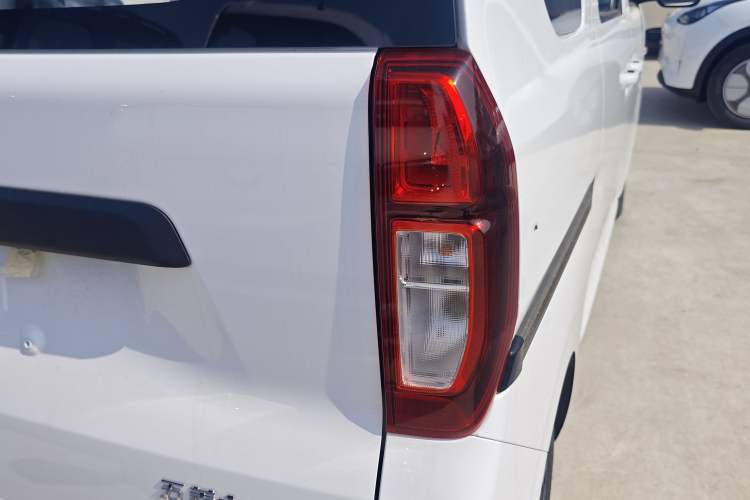 Used Wuling Zhiguang New Energy 2025 Model 305km Ambitious Edition Right Rear Taillight