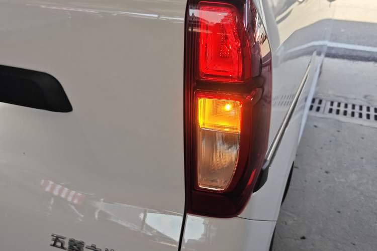 Used Wuling Zhiguang New Energy 2025 Model 305km Ambitious Edition Right Rear Taillight