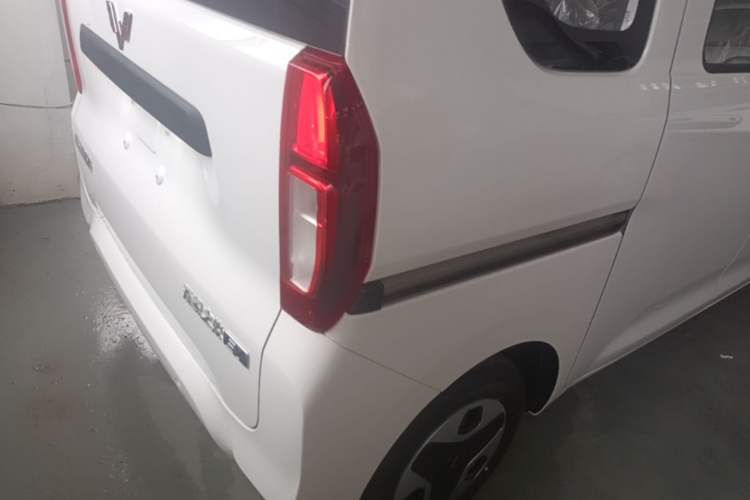 Used Wuling Zhiguang New Energy 2025 Model 305km Ambitious Edition Right Rear Taillight