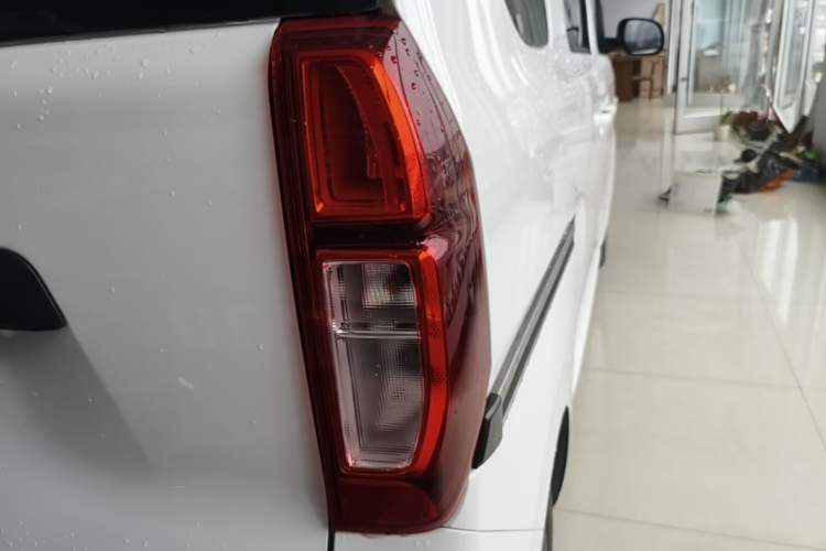 Used Wuling Zhiguang New Energy 2025 Model 305km Ambitious Edition Right Rear Taillight