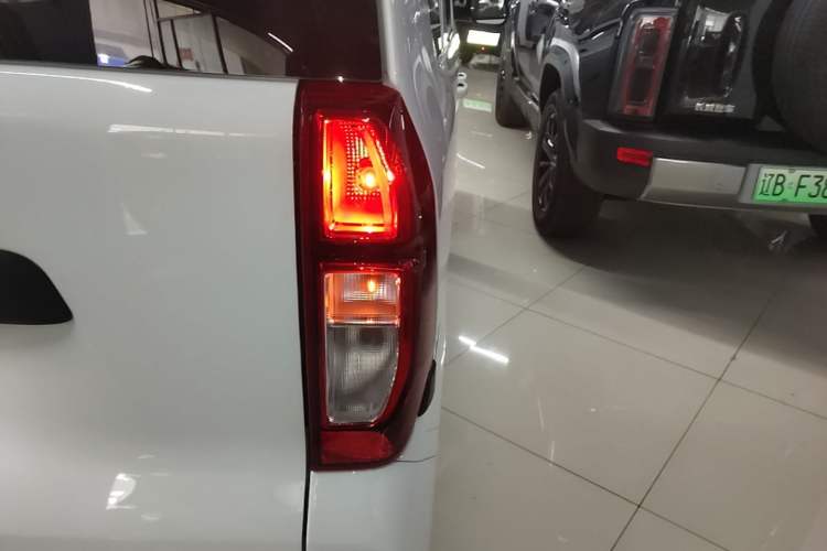 Used Wuling Zhiguang New Energy 2025 Model 305km Ambitious Edition Right Rear Taillight
