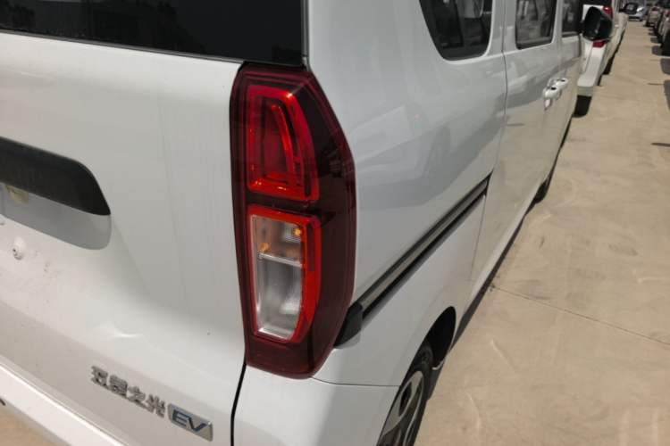 Used Wuling Zhiguang New Energy 2025 Model 305km Ambitious Edition Right Rear Taillight
