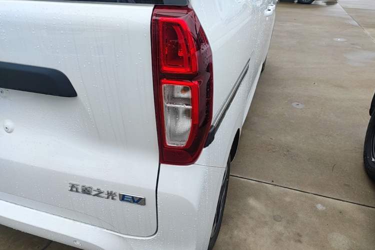 Used Wuling Zhiguang New Energy 2025 Model 305km Ambitious Edition Right Rear Taillight