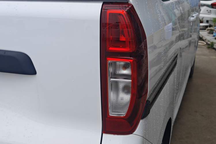 Used Wuling Zhiguang New Energy 2025 Model 305km Ambitious Edition Right Rear Taillight