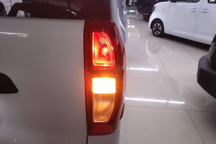 Used Wuling Zhiguang New Energy 2025 Model 305km Ambitious Edition Right Rear Taillight