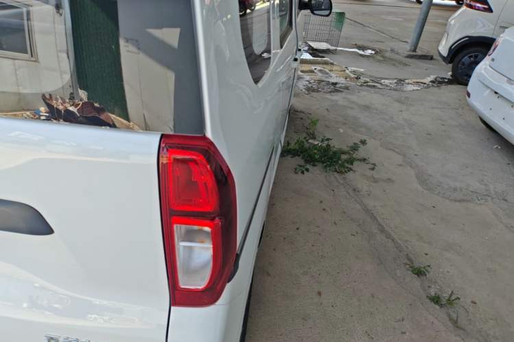 Used Wuling Zhiguang New Energy 2025 Model 305km Ambitious Edition Right Rear Taillight