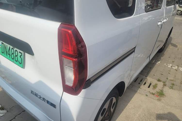 Used Wuling Zhiguang New Energy 2025 Model 305km Ambitious Edition Right Rear Taillight
