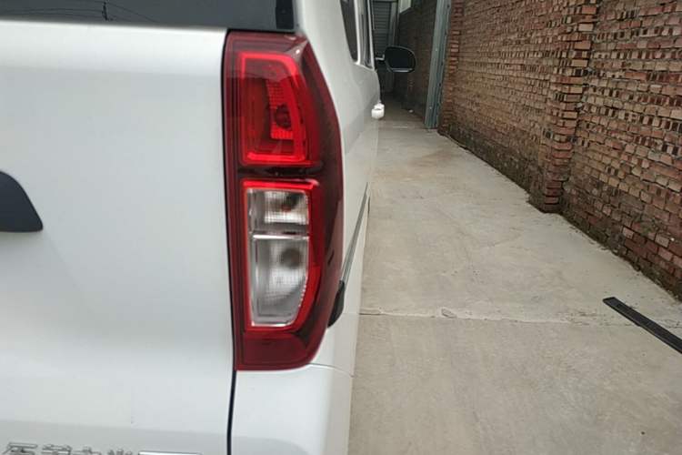 Used Wuling Zhiguang New Energy 2025 Model 305km Ambitious Edition Right Rear Taillight