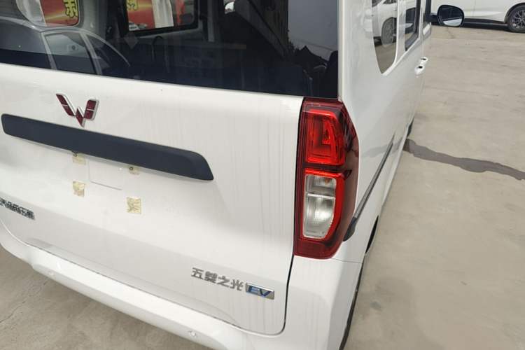 Used Wuling Zhiguang New Energy 2025 Model 305km Ambitious Edition Right Rear Taillight
