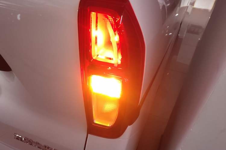 Used Wuling Zhiguang New Energy 2025 Model 305km Ambitious Edition Right Rear Taillight