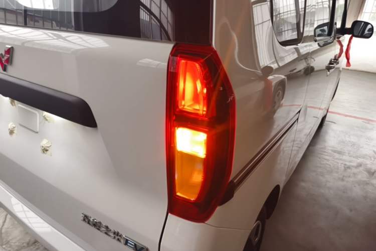 Used Wuling Zhiguang New Energy 2025 Model 305km Ambitious Edition Right Rear Taillight