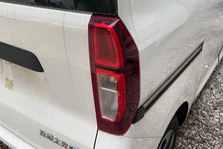 Used Wuling Zhiguang New Energy 2025 Model 305km Ambitious Edition Right Rear Taillight