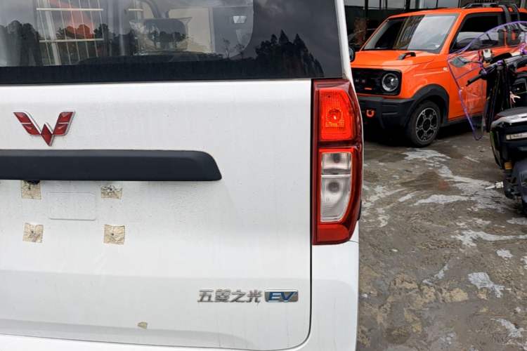 Used Wuling Zhiguang New Energy 2025 Model 305km Ambitious Edition Right Rear Taillight