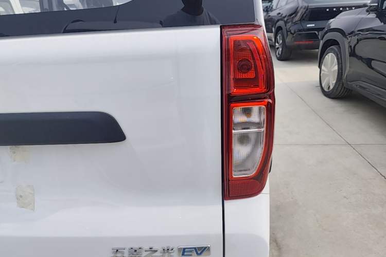 Used Wuling Zhiguang New Energy 2025 Model 305km Ambitious Edition Right Rear Taillight