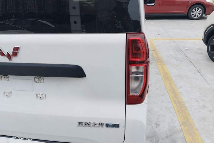 Used Wuling Zhiguang New Energy 2025 Model 305km Ambitious Edition Right Rear Taillight