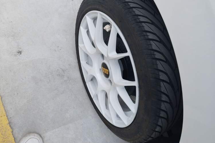 Used Wuling Zhiguang New Energy 2025 Model 305km Ambitious Edition Right Rear Wheel Hub