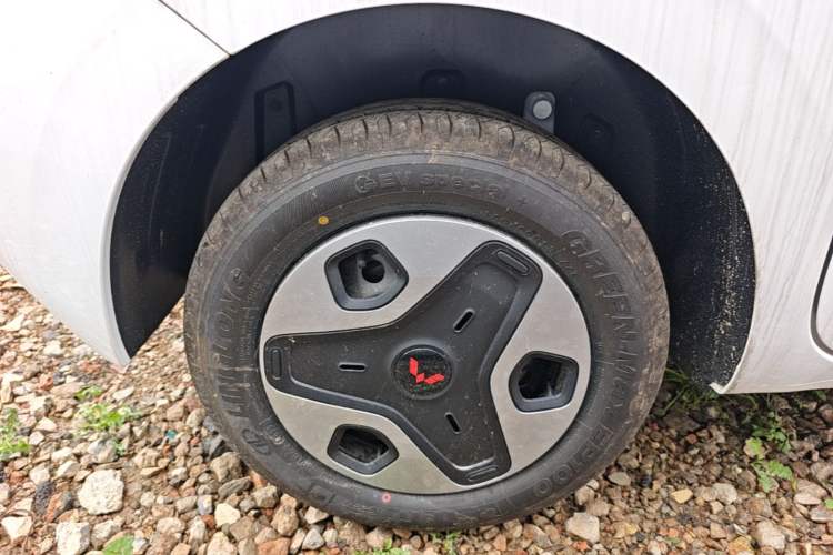 Used Wuling Zhiguang New Energy 2025 Model 305km Ambitious Edition Right Rear Wheel Hub