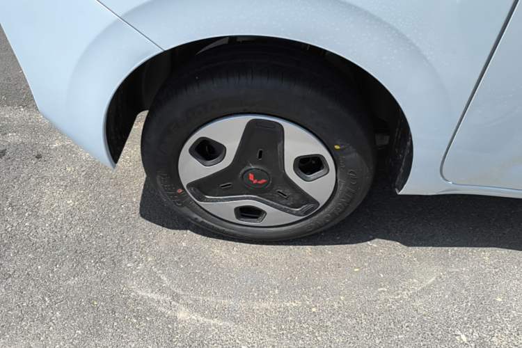 Used Wuling Zhiguang New Energy 2025 Model 305km Ambitious Edition Right Rear Wheel Hub