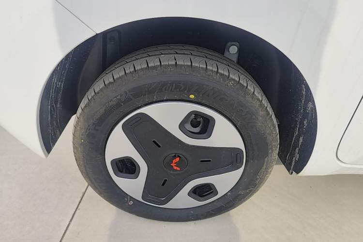 Used Wuling Zhiguang New Energy 2025 Model 305km Ambitious Edition Right Rear Wheel Hub