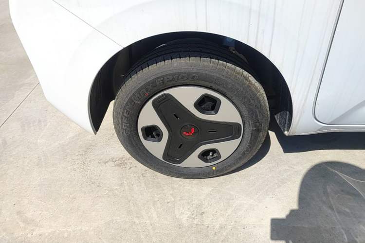 Used Wuling Zhiguang New Energy 2025 Comfort Model Right Rear Wheel Hub