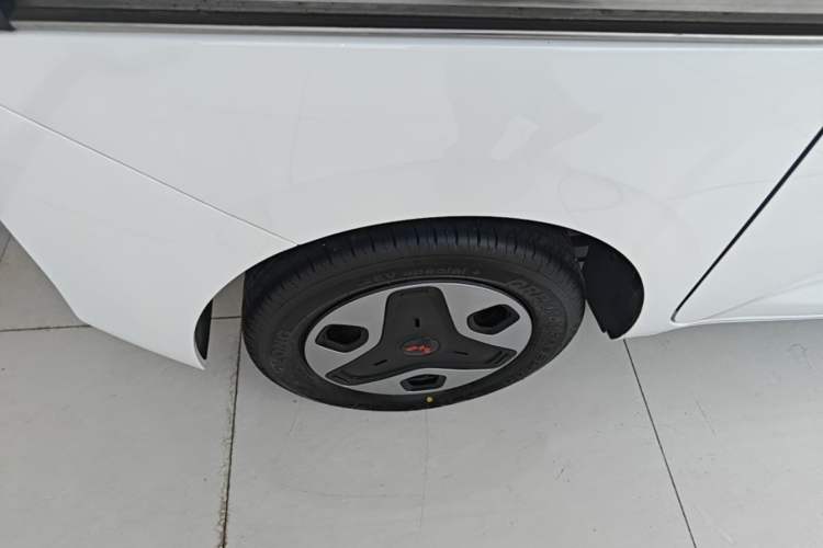 Used Wuling Zhiguang New Energy 2025 Model 305km Ambitious Edition Right Rear Wheel Hub