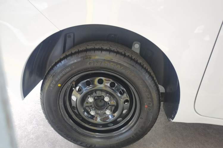 Used Wuling Zhiguang New Energy 2025 Standard Model Right Rear Wheel Hub