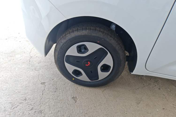 Used Wuling Zhiguang New Energy 2025 Model 305km Ambitious Edition Right Rear Wheel Hub