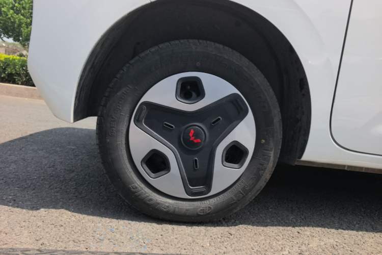 Used Wuling Zhiguang New Energy 2025 Model 305km Ambitious Edition Right Rear Wheel Hub
