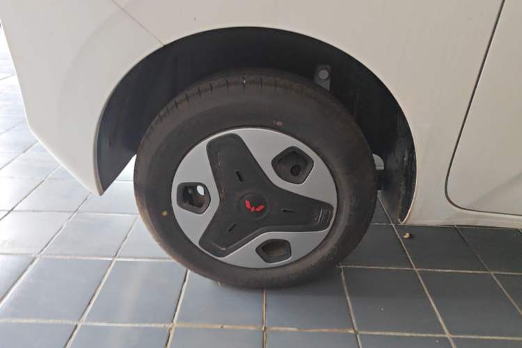 Used Wuling Zhiguang New Energy 2025 Model 305km Ambitious Edition Right Rear Wheel Hub