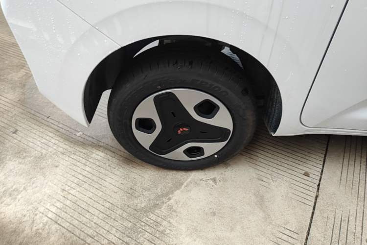 Used Wuling Zhiguang New Energy 2025 Model 305km Ambitious Edition Right Rear Wheel Hub