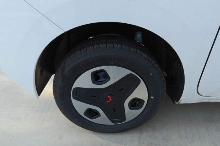 Used Wuling Zhiguang New Energy 2025 Comfort Model Right Rear Wheel Hub