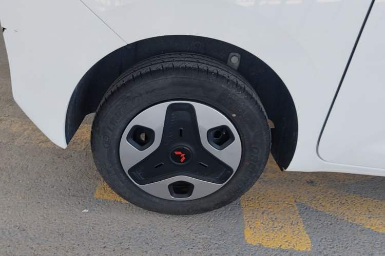 Used Wuling Zhiguang New Energy 2025 Comfort Model Right Rear Wheel Hub