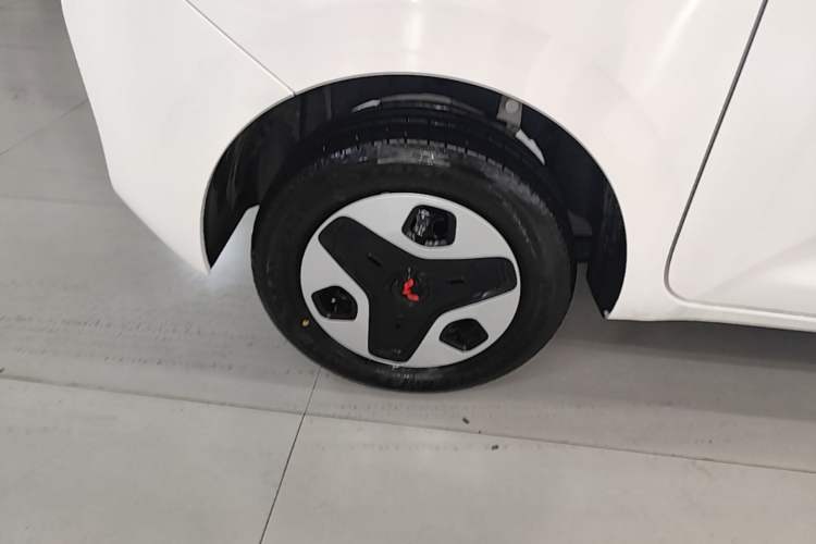 Used Wuling Zhiguang New Energy 2025 Comfort Model Right Rear Wheel Hub