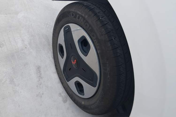 Used Wuling Zhiguang New Energy 2025 Model 305km Ambitious Edition Right Rear Wheel Hub