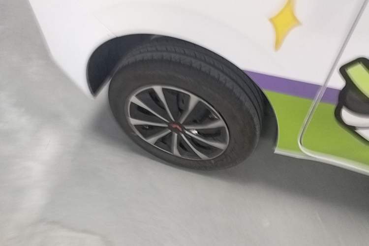 Used Wuling Zhiguang New Energy 2025 Model 305km Ambitious Edition Right Rear Wheel Hub