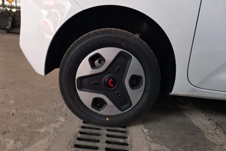 Used Wuling Zhiguang New Energy 2025 Model 305km Ambitious Edition Right Rear Wheel Hub