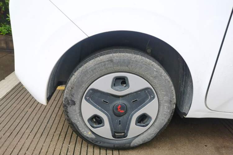 Used Wuling Zhiguang New Energy 2025 Comfort Model Right Rear Wheel Hub