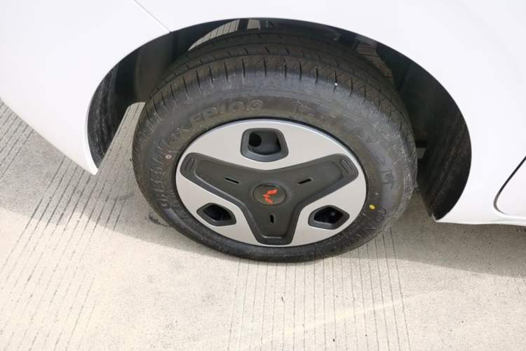 Used Wuling Zhiguang New Energy 2025 Model 305km Ambitious Edition Right Rear Wheel Hub