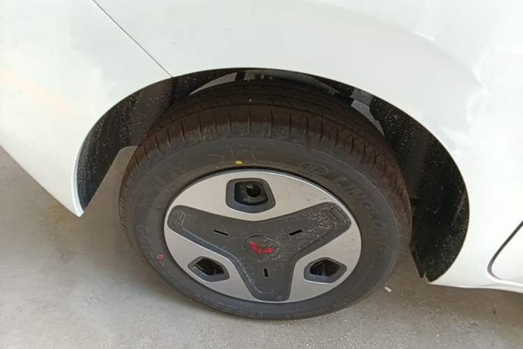Used Wuling Zhiguang New Energy 2025 Model 305km Ambitious Edition Right Rear Wheel Hub