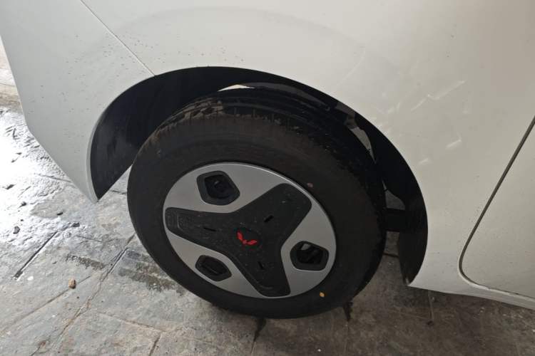 Used Wuling Zhiguang New Energy 2025 Model 305km Ambitious Edition Right Rear Wheel Hub