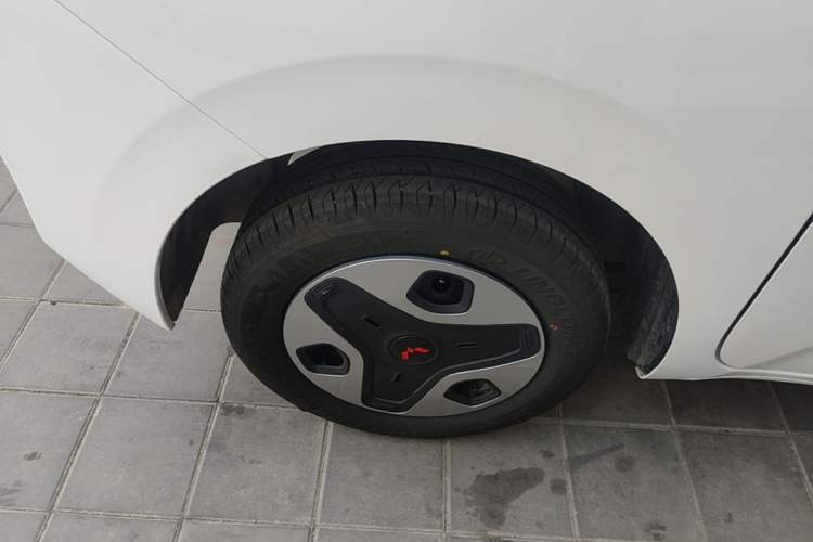 Used Wuling Zhiguang New Energy 2025 Model 305km Ambitious Edition Right Rear Wheel Hub