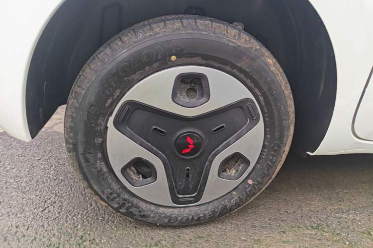 Used Wuling Zhiguang New Energy 2025 Model 305km Ambitious Edition Right Rear Wheel Hub
